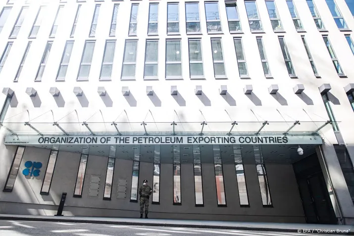 opec en rusland bevestigen akkoord over productiebeperking