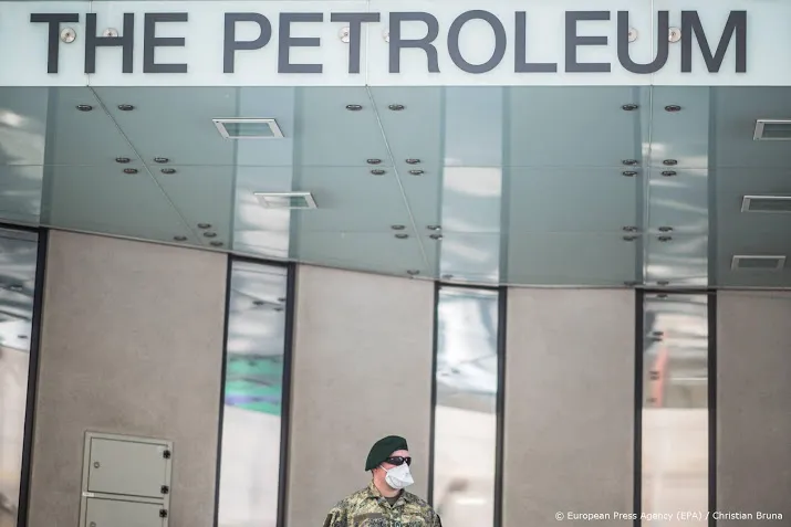 opec verlaagt olieproductie in februari en maart licht