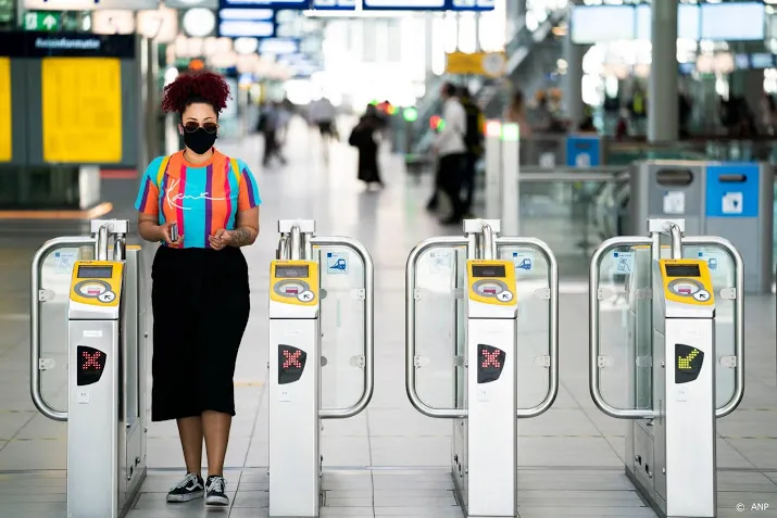 openbaarvervoerbedrijven doe mondkapje al op voor het instappen