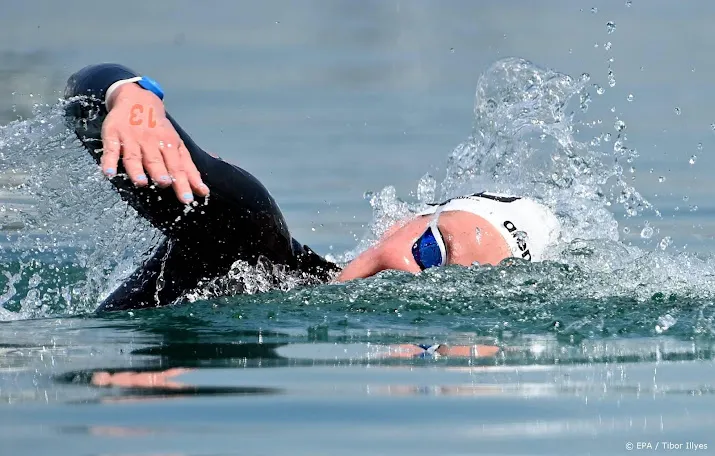 openwaterzwemmers finishen in tokio tegen de opkomende zon in