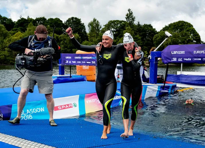 openwaterzwemmers naast podium in dubai