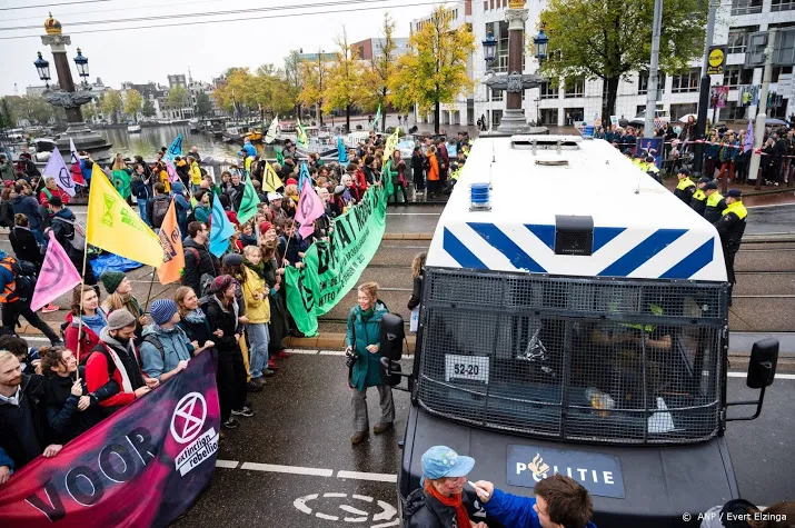 opgepakte klimaatactivisten opnieuw gedropt