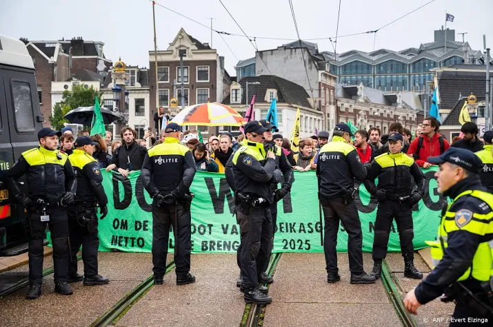 opgepakte klimaatactivisten weer vrij