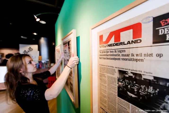 opinieblad vrij nederland gaat boeken uitgeven
