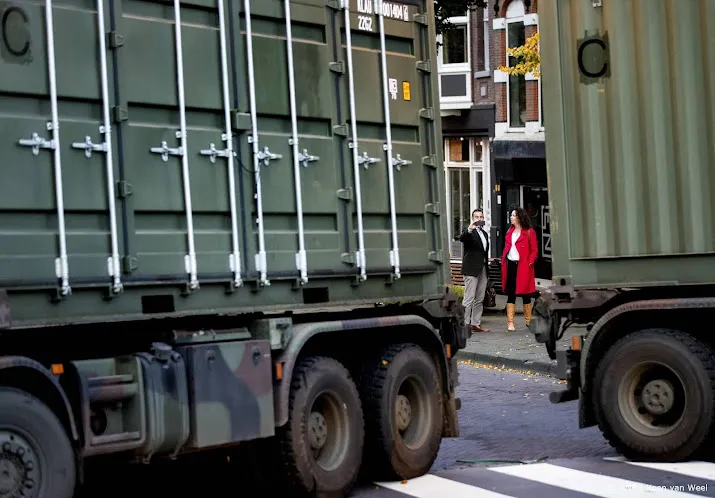 oplegger met munitie defensie kantelt op weg bij huis ter heide