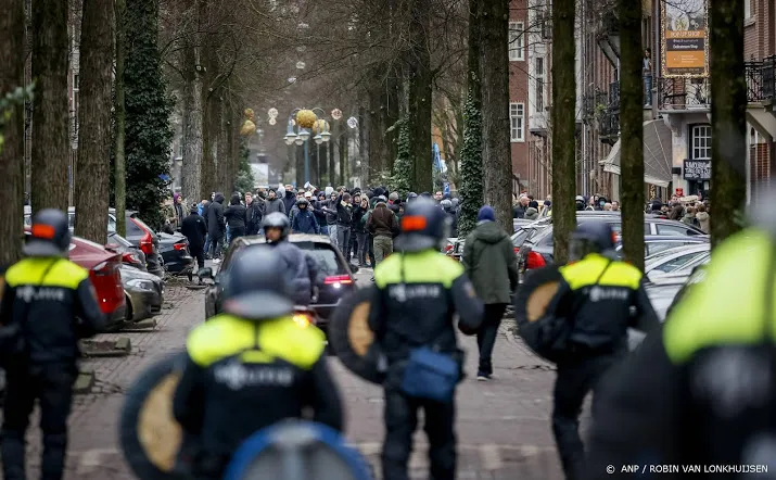 opnieuw beelden getoond van relschoppers in amsterdam