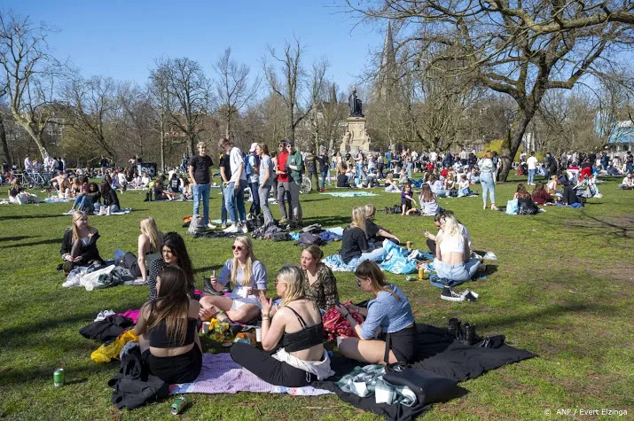 opnieuw drukte in stadsparken gemeenten handhaven strenger