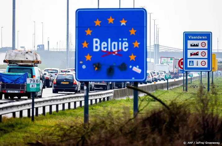 opnieuw drukte op snelwegen en in treinen naar belgie