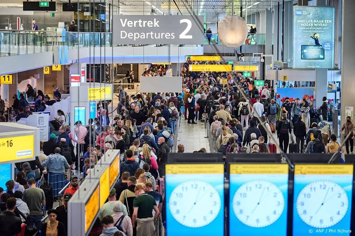 opnieuw lange rijen voor vertrekhallen schiphol