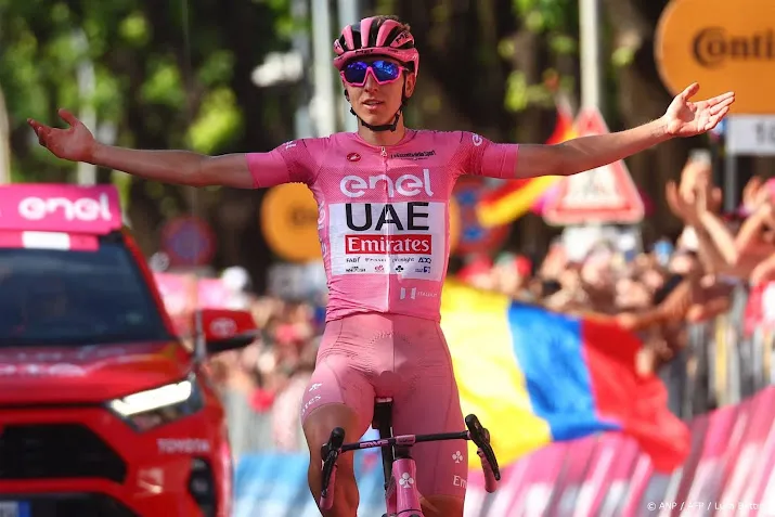 oppermachtige pogacar viert zesde etappezege in giro ditalia