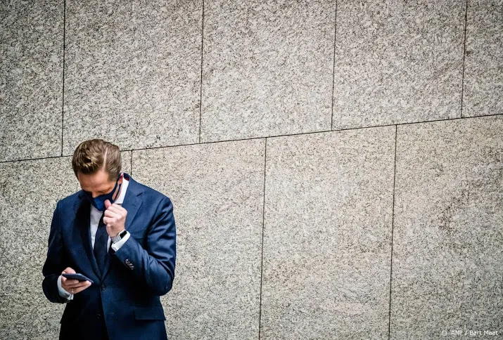 oppositie boos dat de jonge coronabeleid eerst met pers bespreekt
