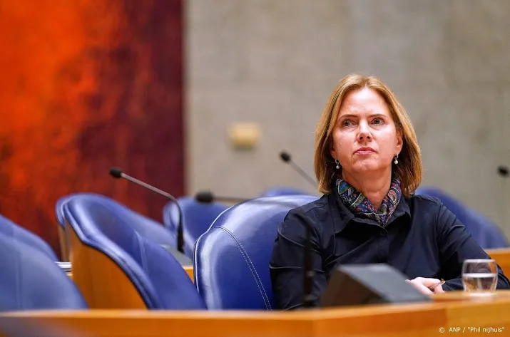 oppositie eist excuses minister om stint