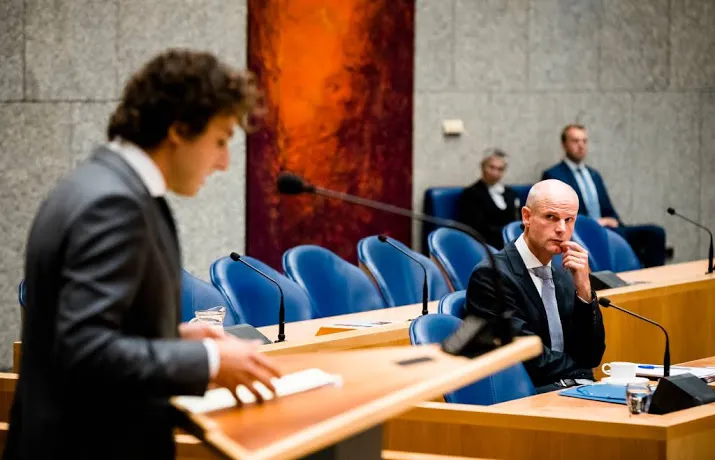 oppositie en coalitie fel over uitspraken blok