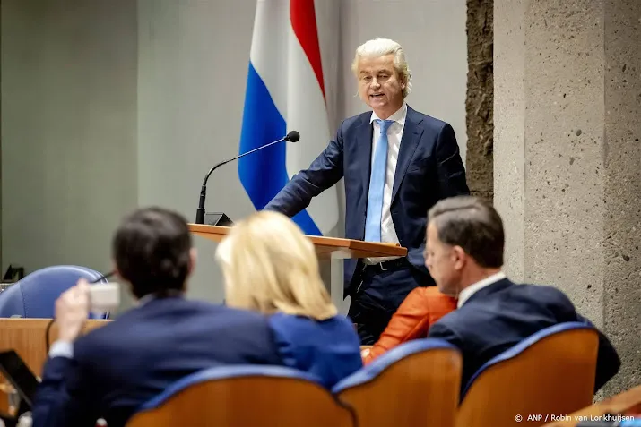 oppositie fel kabinet moet in actie komen of weggaan