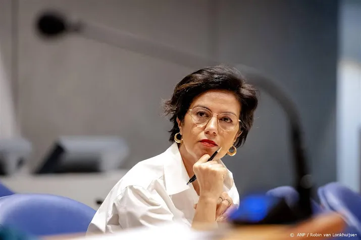 oppositie hekelt slap optreden staatssecretaris uslu bij mediawet