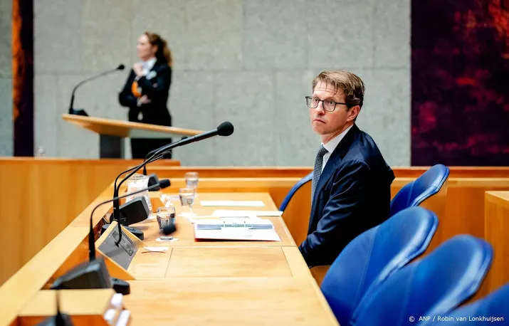 oppositie legt dekker vuur aan schenen