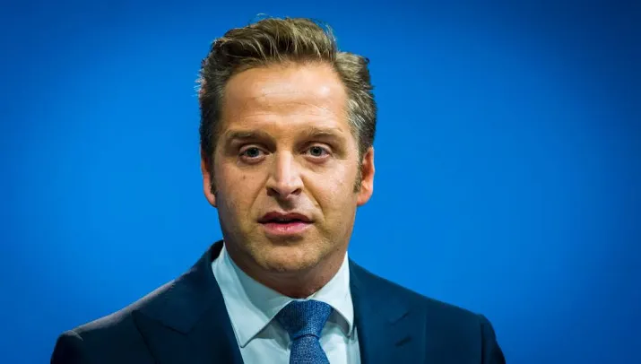 oppositie weer fel over laks inlichten kamer