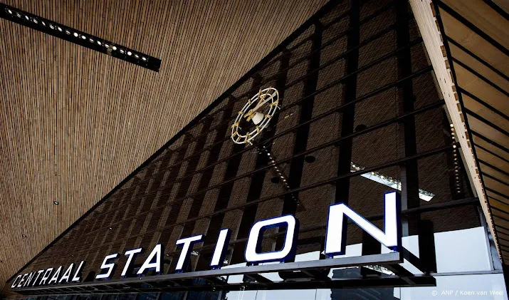 oppositie weggehaalde bankjes op rotterdam centraal moeten terug