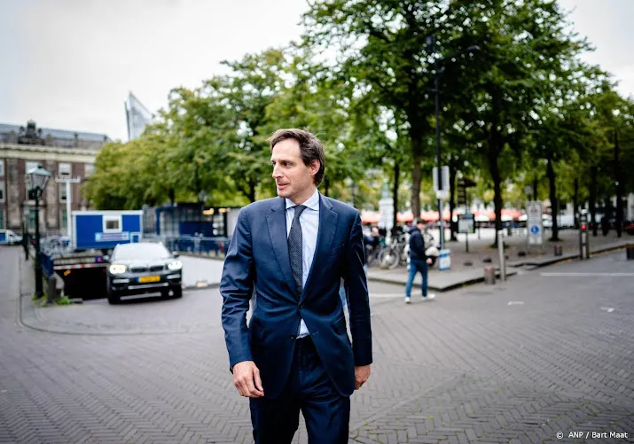 oppositie wil opheldering over belang hoekstra in brievenbusfirma