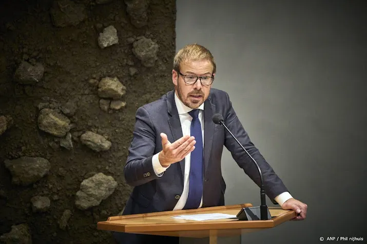 oppositie woedend over botte bezuiniging op kinderbijslag
