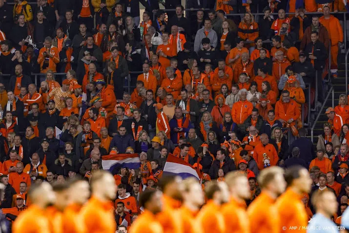 oproep aan oranjefans om te applaudisseren voor arbeidsmigranten