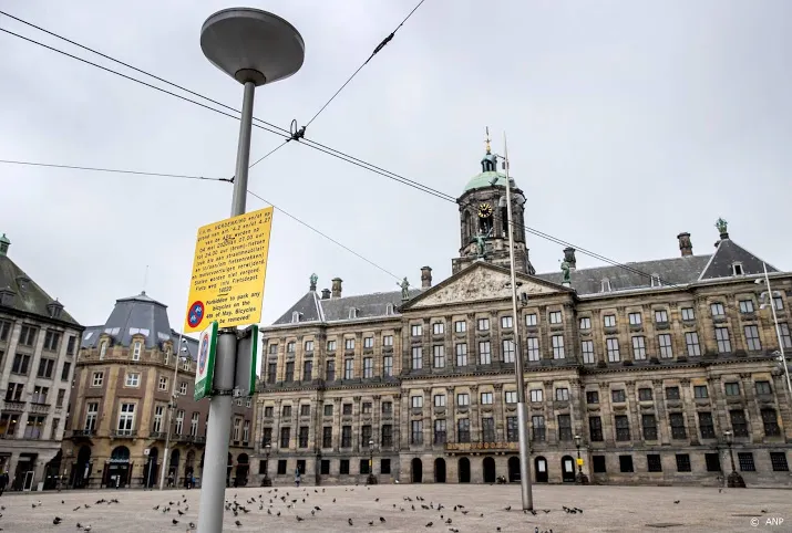 oproep om poster voor het raam te hangen op 4 en 5 mei