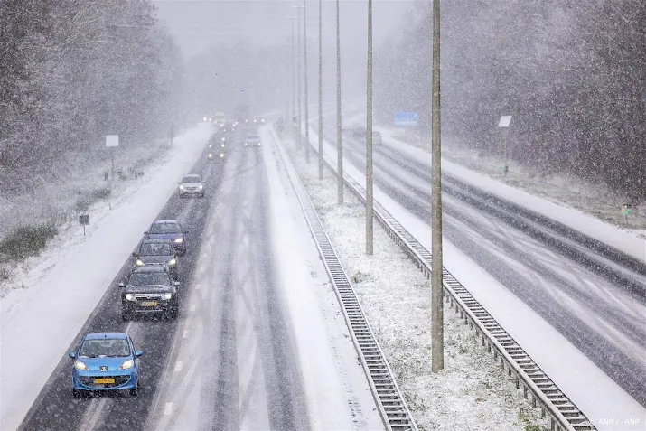 oproep rijkswaterstaat mijd snelwegen in limburg om sneeuw
