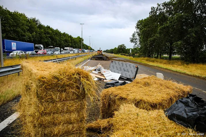 opruimen puin op snelwegen door acties duurt nog hele ochtend