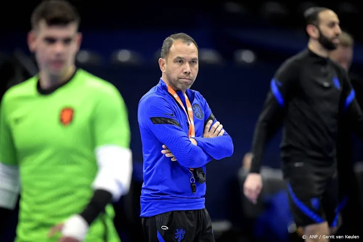 oranje mist twee spelers op ek zaalvoetbal een vanwege corona