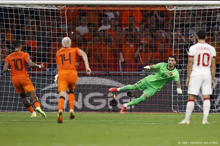 oranje vernedert turkije 6 1 en staat bovenaan in poule