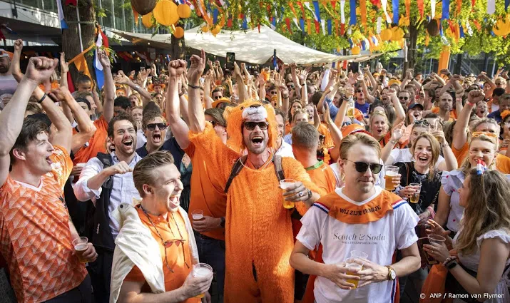 oranjefans gaan als vanouds los in amsterdam