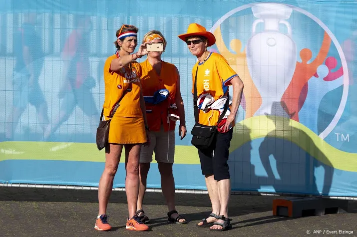 oranjefans kunnen in boedapest naar fanzone in stadspark