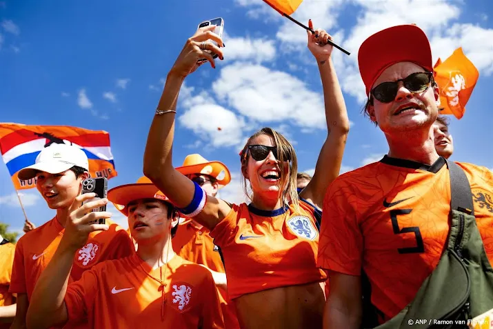 oranjefans nemen bezit van centrum zomers berlijn