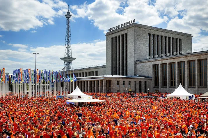 oranjefans vermaken zich met muziek en bier in zonnig berlijn