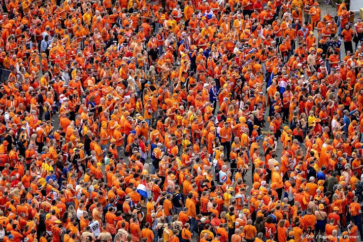 oranjelegioen in fanzone hamburg even stil bij pools doelpunt