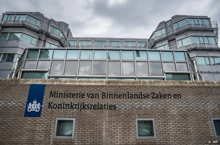 oud medewerker aivd bekent diefstal computers