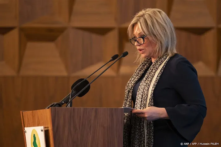 oud minister van defensie hennis aan de slag voor vn in libanon