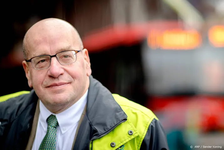 oud officier teeven maakt in proces holleeder reis door verleden
