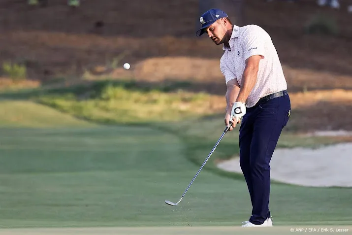 oud winnaar dechambeau neemt de leiding op us open golf