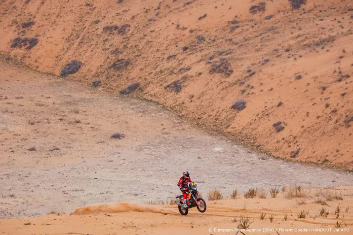 oud winnaar price valt uit na zware crash in dakar rally