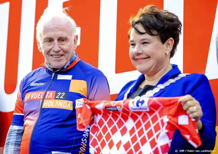 oud winnaar zoetemelk brengt rode leiderstrui vuelta naar utrecht