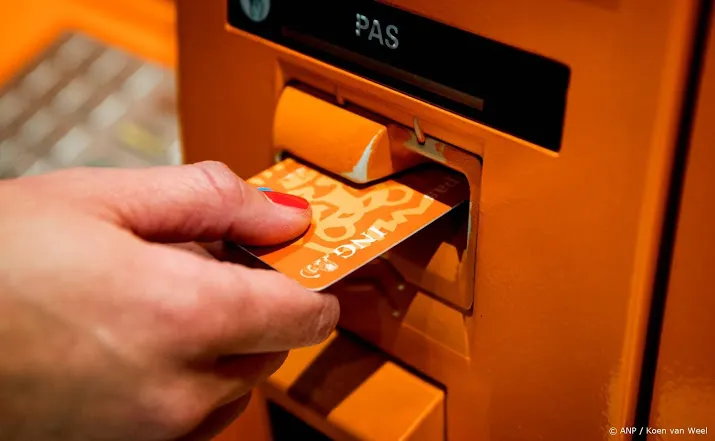 oudere neemt spaargeld op bij negatieve rente