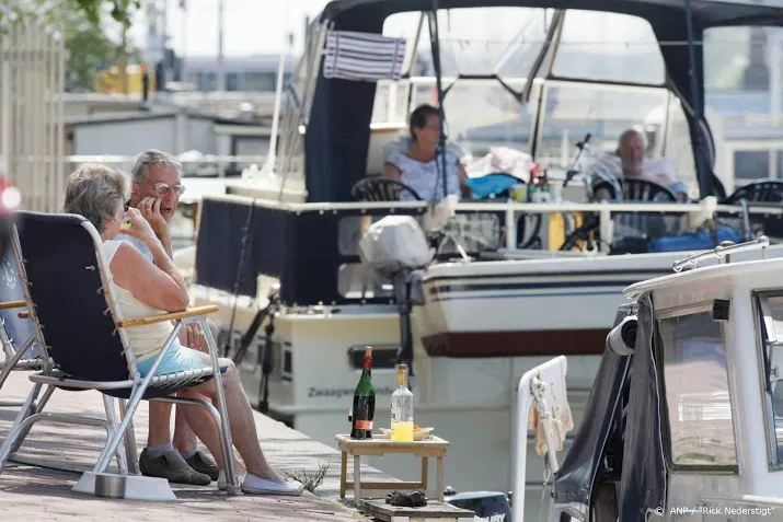 ouderen passen vakantieplannen aan om coronacrisis