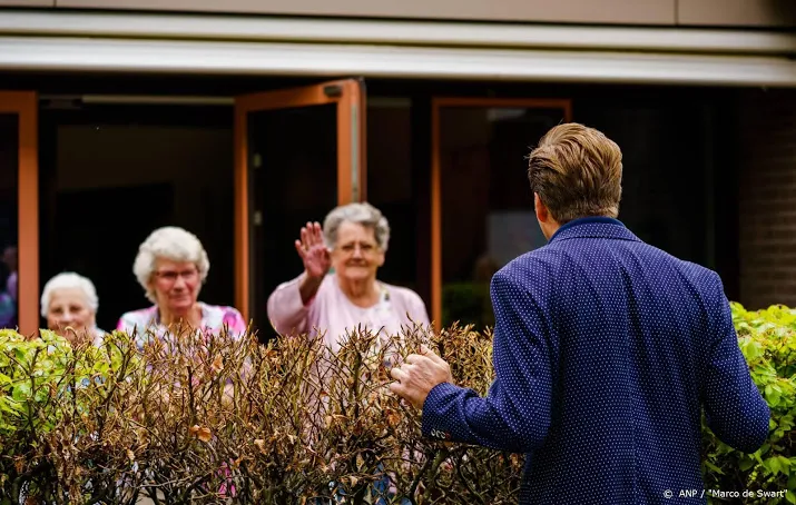 ouderenbond wil mantelzorger horen over bezoekverbod verpleeghuis