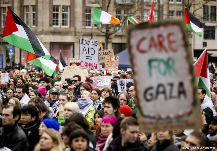 paar duizend betogers bij mars tegen gaza oorlog in amsterdam