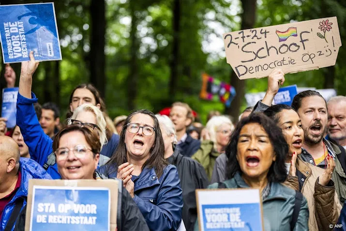 paar honderd betogers komen aan bij paleis na bordesscene