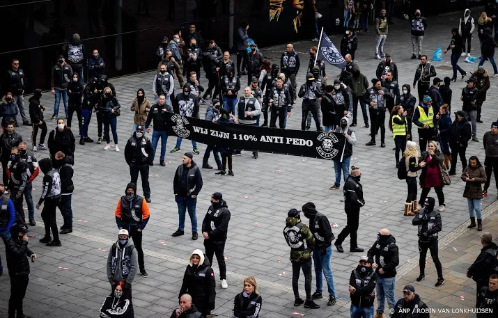 paar honderd demonstreren tegen pedofilie in utrecht
