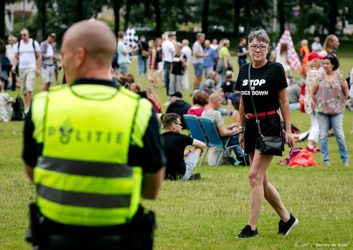 paar honderd man bij begin demonstratie viruswaanzin op malieveld
