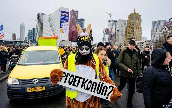 paar honderd mensen demonstreren tegen kabinet in amsterdam