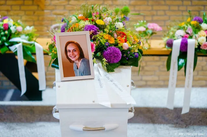 paar honderd mensen nemen afscheid anja schaap